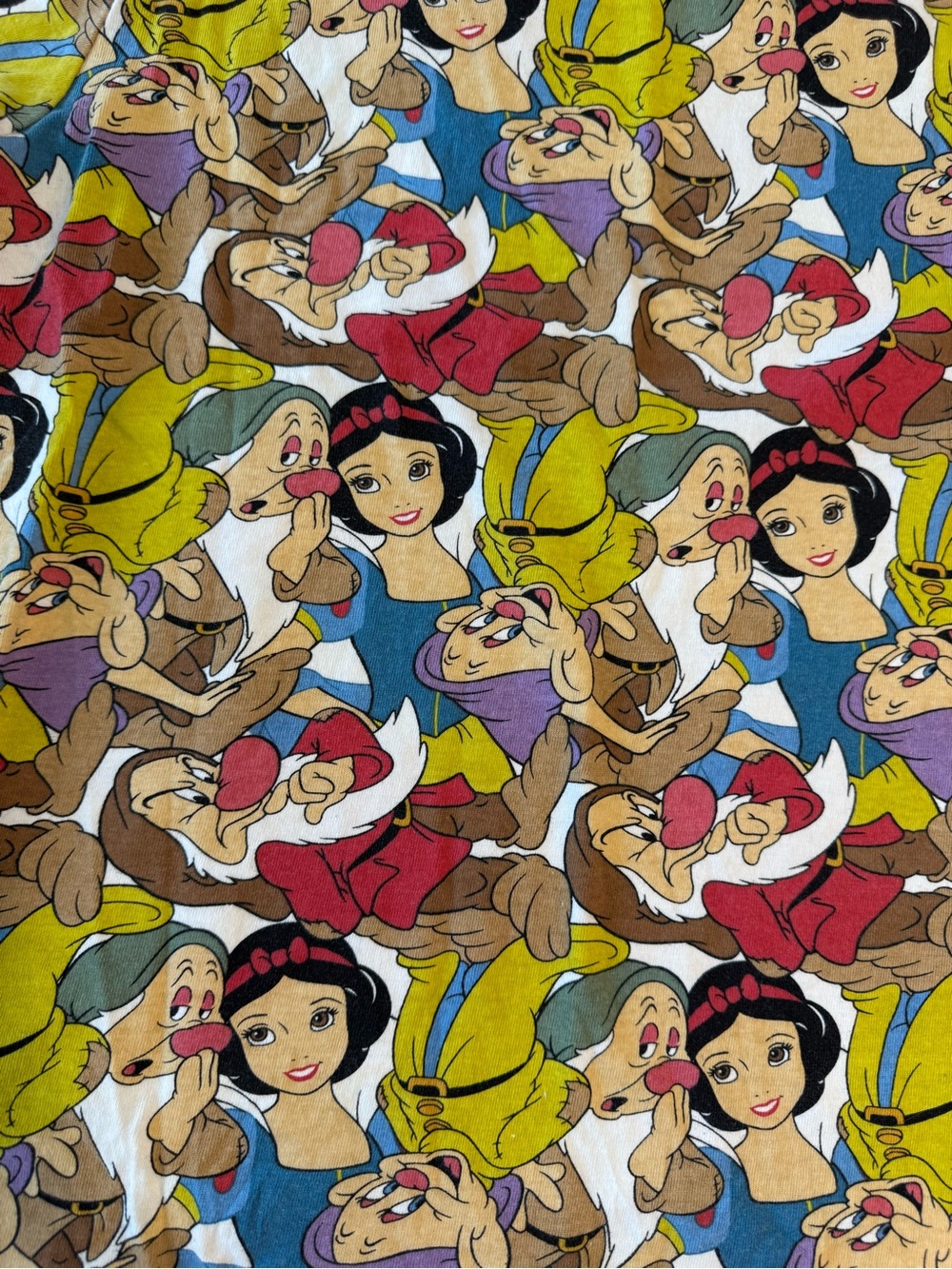 Disney Snow White And The Seven Dwarfs All Over Print Graphic T-Shirt Size Small - Picture 6 of 7
